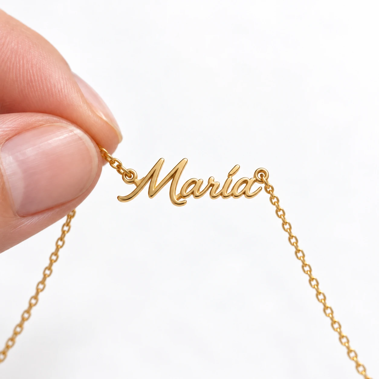 Colgante de ejemplo María sostenido con la mano. Escala ilustrativa.