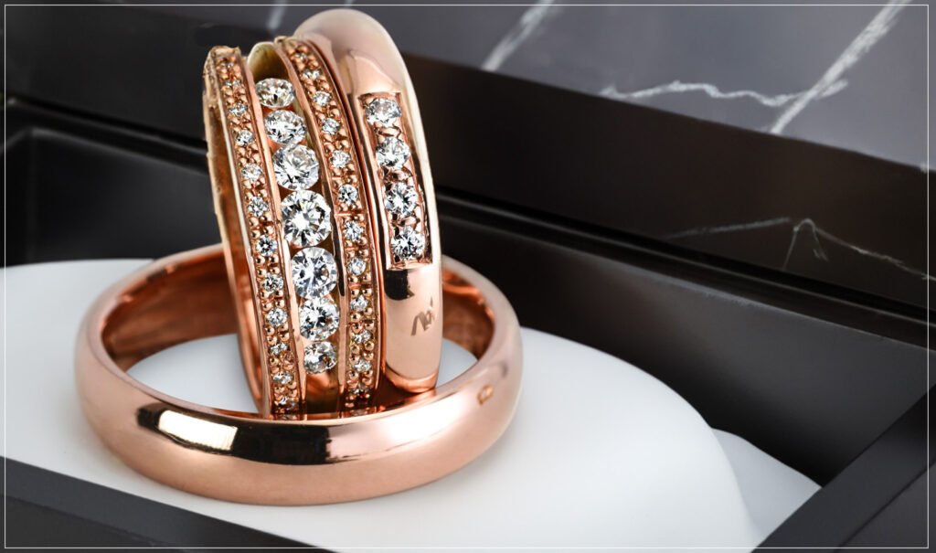Esta imagen muestra una exquisita colección de anillos de oro rosa adornados con deslumbrantes diamantes. Los anillos, hechos de oro rosa de alta calidad, exhiben un tono cálido y elegante. Cada anillo presenta un diseño único y delicado, realzado por brillantes incrustaciones de diamantes que reflejan la luz de manera cautivadora.