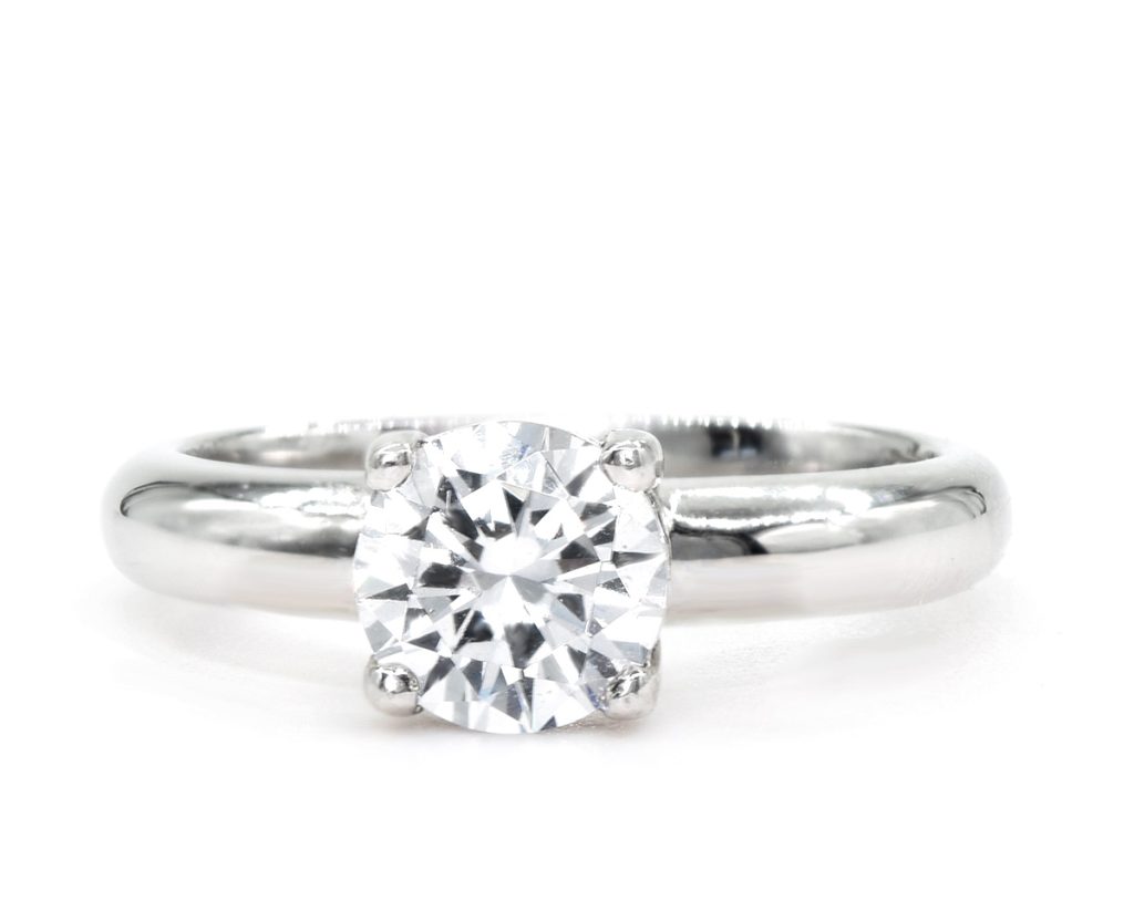 Plata Sterling con acabado de Platino y 1 Moissanita brillante 1 ct más 16 Moissanita