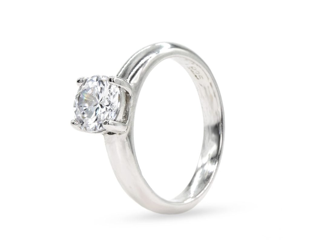 Plata Sterling con acabado de Platino y 1 Moissanita brillante 1 ct más 16 Moissanita