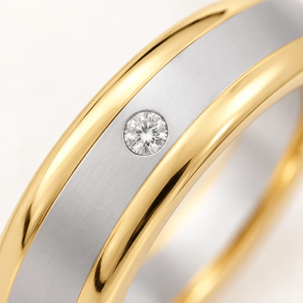 Ilustración macro del oro amarillo y blanco con un diamante redondo — Argolla Almendra Bicolor Con Diamantes