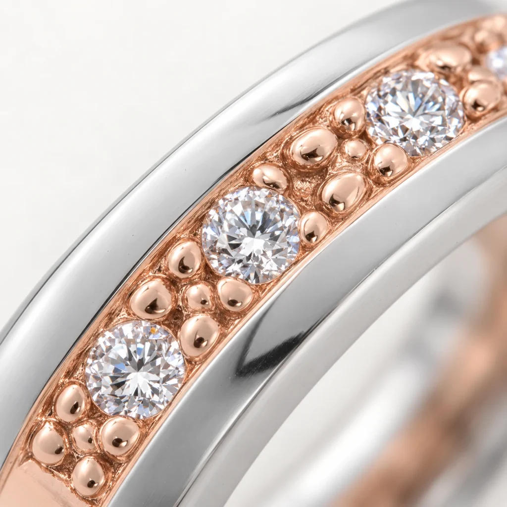 Argolla Bloom — macro referencial en oro rosa y oro blanco, con diamantes y detalle floral del engaste.