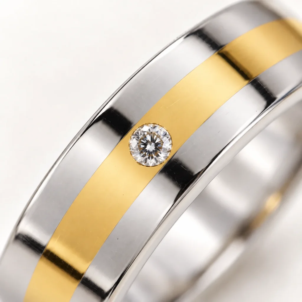 Argolla Linea Deux — macro referencial de un diamante al ras, sin engaste exterior, en la línea de oro amarillo.