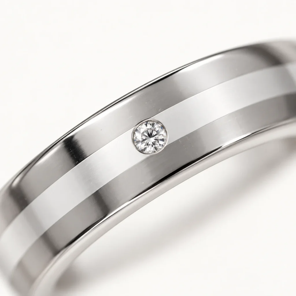 Argolla Linea Un — macro referencial bicolor en oro blanco y plata con un diamante.