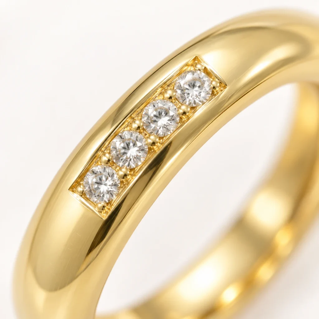 Ilustración macro del oro amarillo pulido con cuatro diamantes — Argolla Realeza