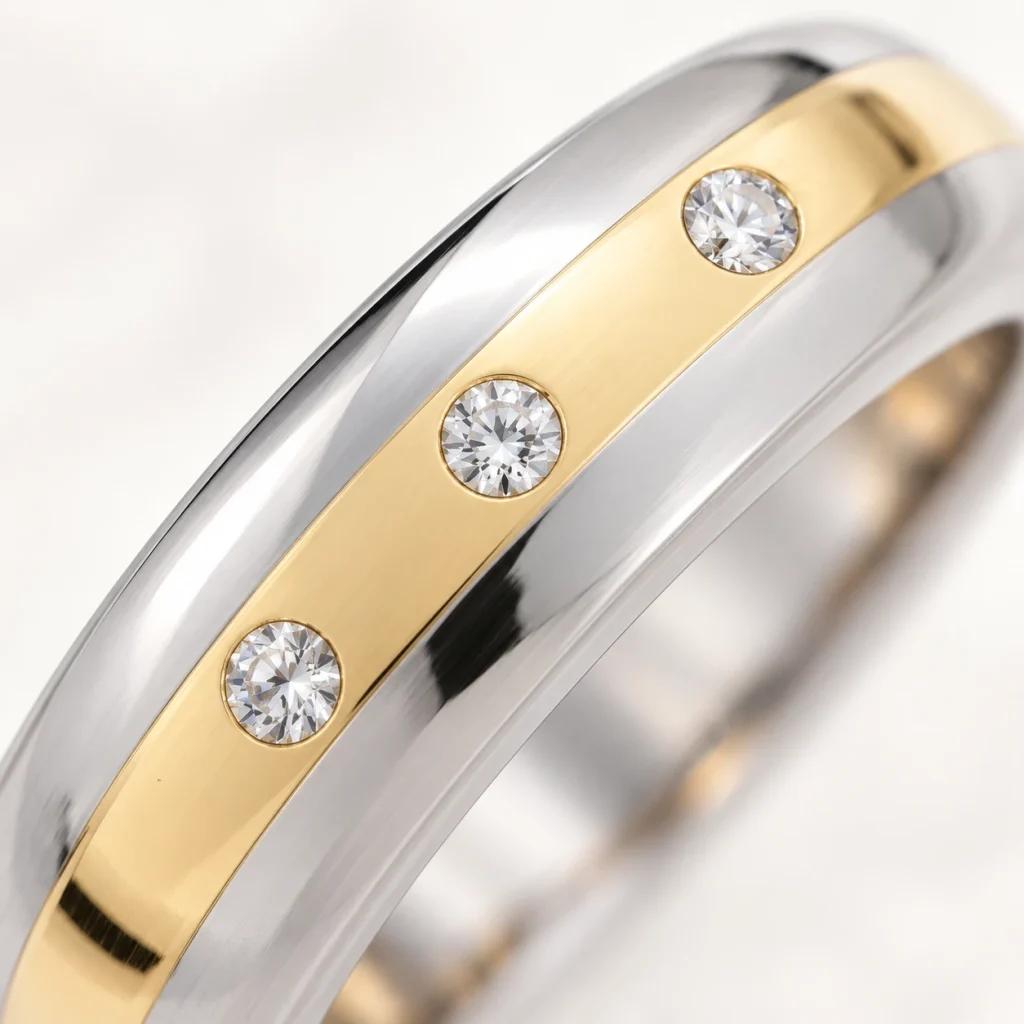 Ilustración macro del oro blanco y amarillo con tres diamantes engastados al ras — Argolla Triumph