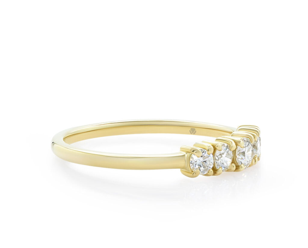 Cintillo Flair Oro Amarillo 18k con 1 Diamante brillante 10 pt, 2 Diamantes brillante 7 pt, y 2 Diamantes brillante 5 pt