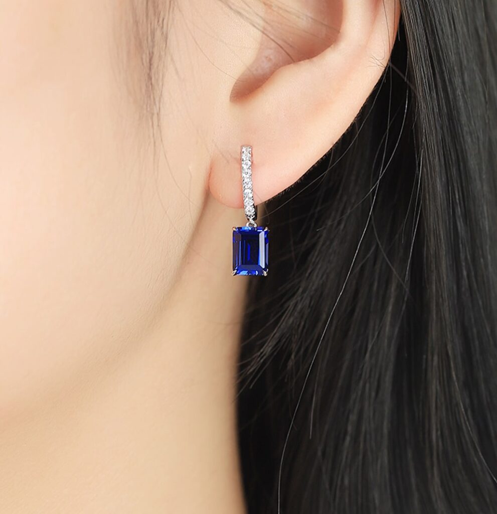 Aros Oro Blanco 18k con Zafiro y Moissanita.