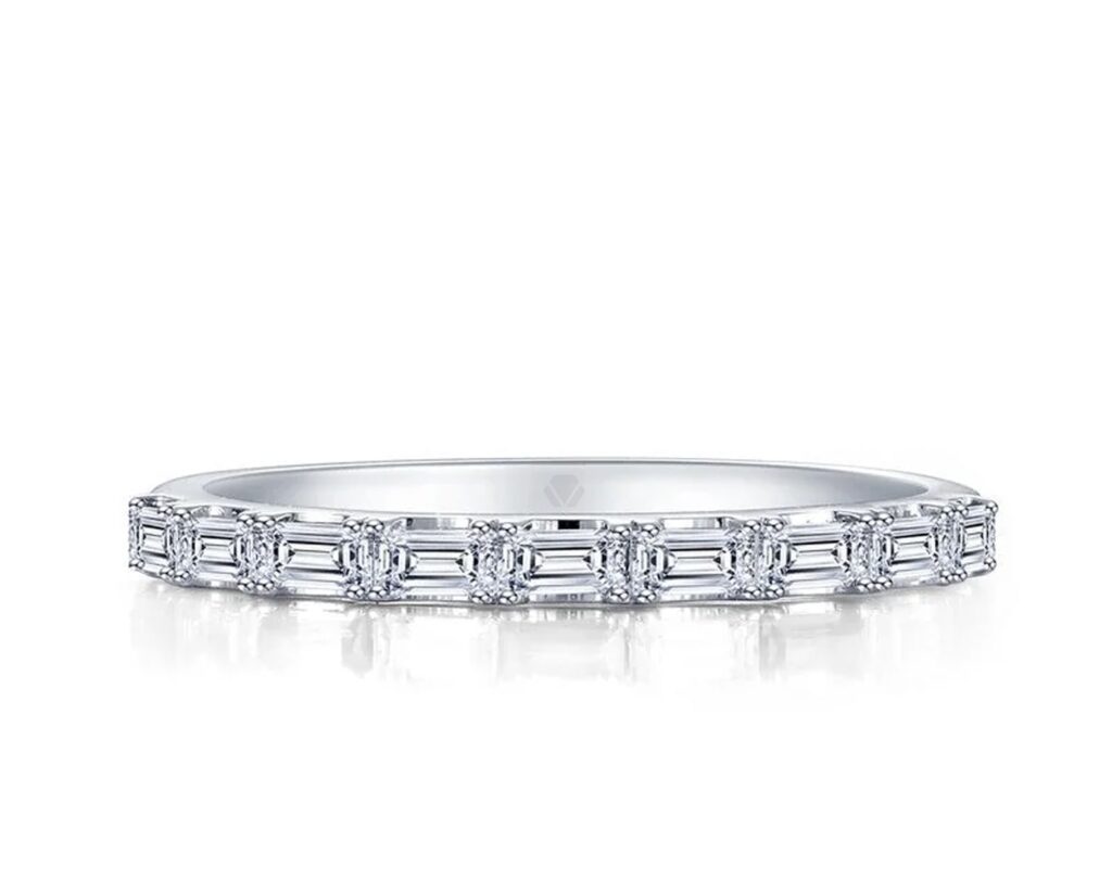 Anillo Plata con acabado de Platino con 9 Moisanitas corte baguette que suman 90 pt