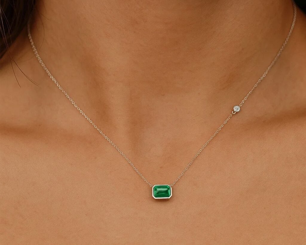 Collar Veronica Hecht Oro Amarillo, o Blanco 18k con 1 Esmeralda corte esmeralda de 6.5x4.5mm  más 1 Moissanita