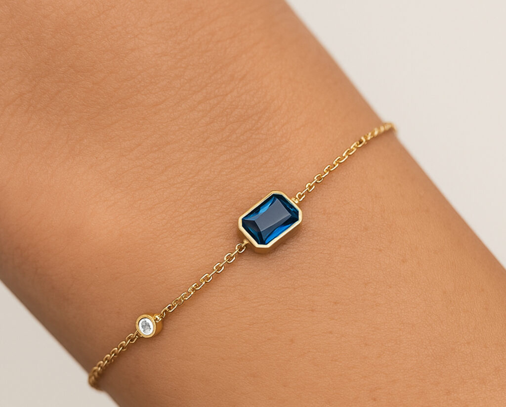 pulsera Veronica Hecht Oro Amarillo 18k con "1 Zafiro Laboratorio corte esmeralda de 6.5x4.5, Circón corte brillante"1 Zafiro Laboratorio corte esmeralda de 6.5x4.5, Circón corte brillante