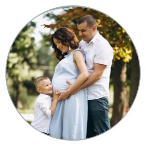 Una familia conformada por la madre embarazada, el padre y el hijo pequeño.