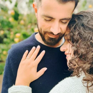 pareja en el día de su compromiso enseñando su anillo de compromiso de Veronica Hecht Joyas