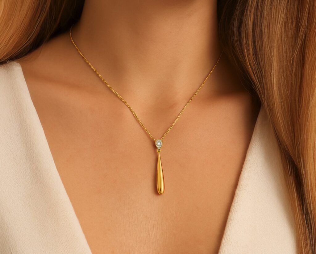 Collar Lagrima Oro Amarillo 14k con 1 Diamante corte pera de 6 pt y  12 Diamantes corte brillante que suman 3 pt