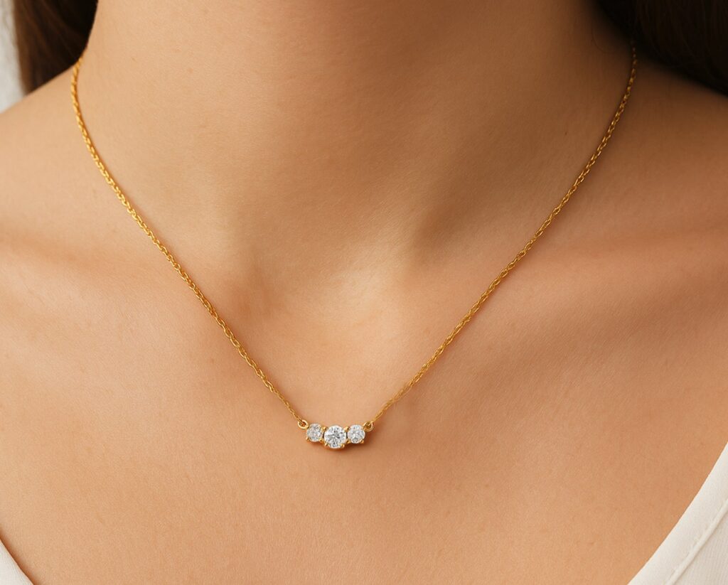 Collar Oro Amarillo o Blanco 10k con 3 Diamantes corte brillante que suman 20 pt