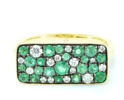 anillo Oro Amarillo 14k con 21 Esmeraldas corte brillante que suman 56 pt y 15 Diamantes corte brillante que suman 2 pt