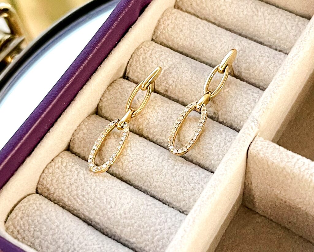 Aros Oro Amarillo 14k con 50 Diamantes que suman 20 pt