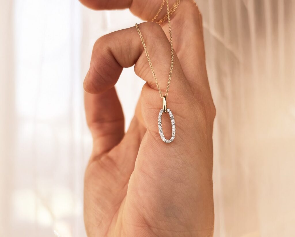 Colgante Oro Amarillo 14k con 25 Diamantes corte brillante que suman 10 pt