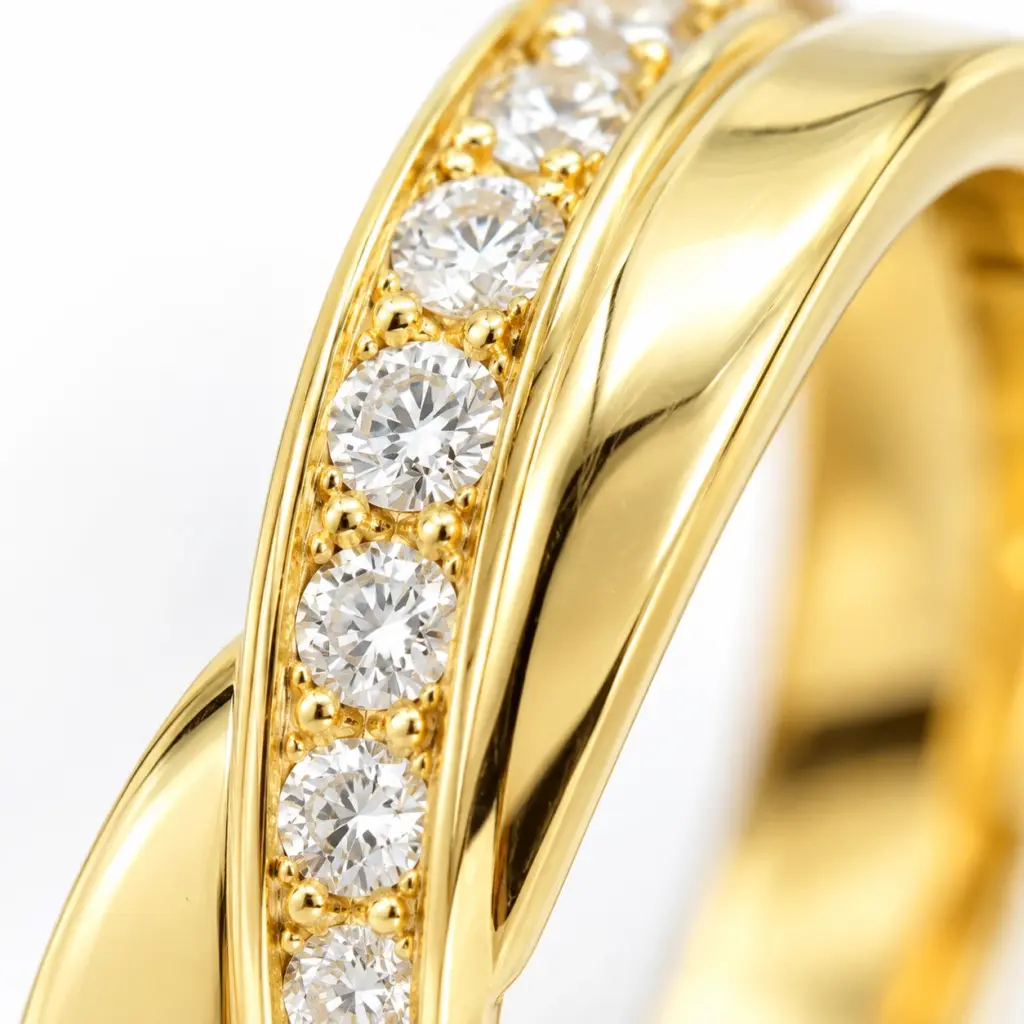 Ilustración macro de oro amarillo pulido con diamantes — Argolla Crosier