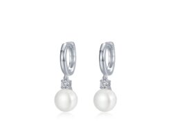 Plata acabada en platino con perlas y moissanitas.  11 mm.