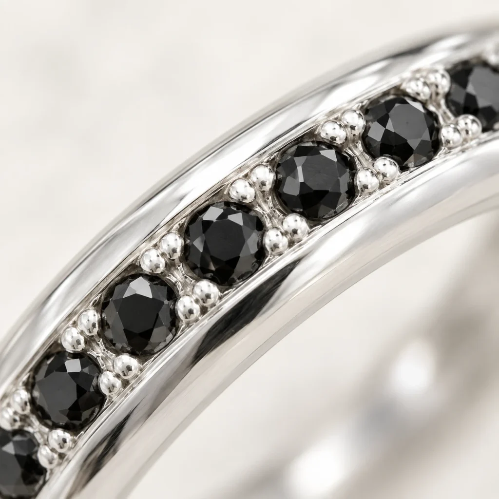 Ilustración macro del metal blanco pulido con una línea de diamantes negros — Argolla Nueva Nero