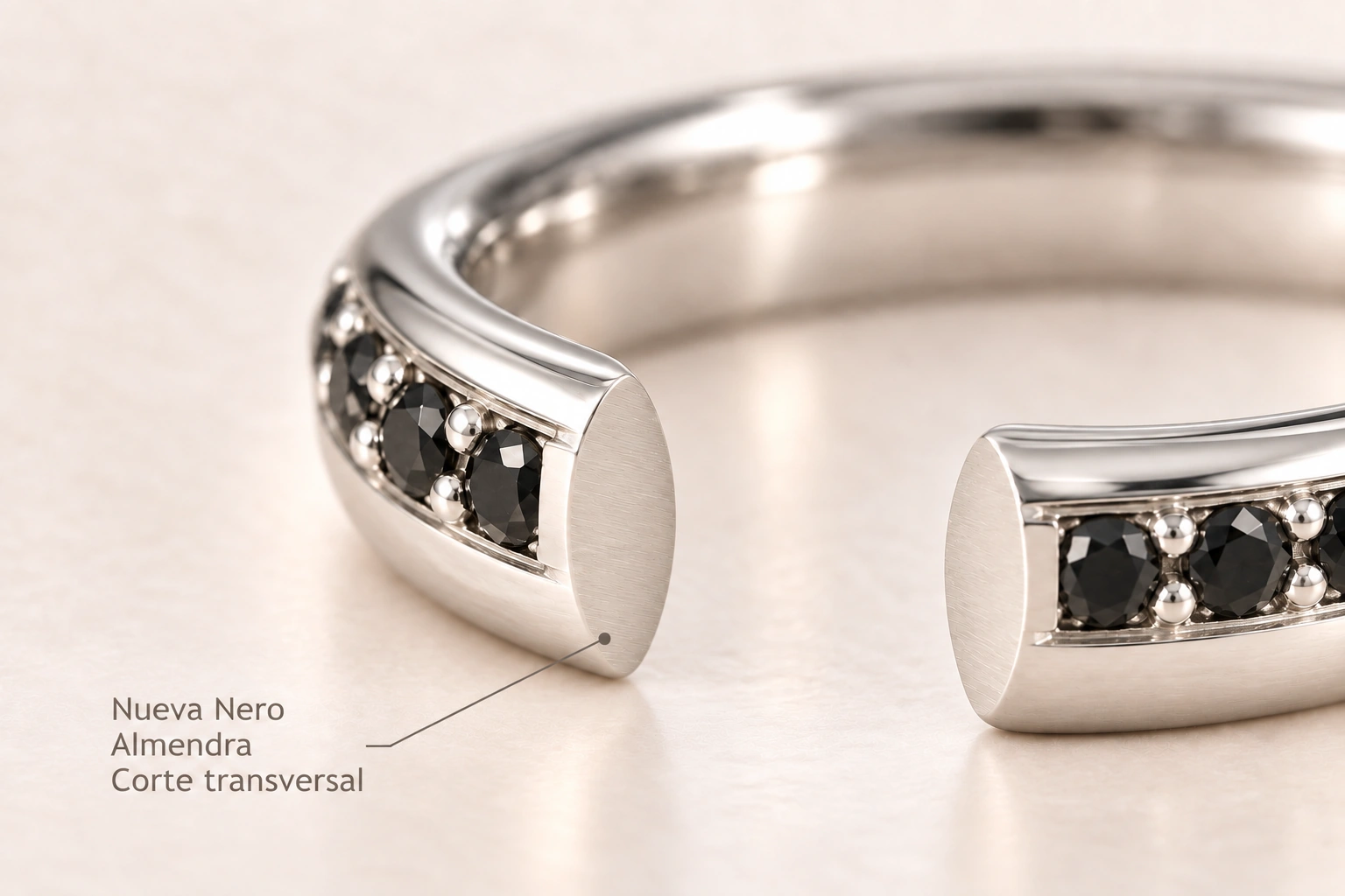 Nueva Nero — Almendra. Corte transversal del modelo.