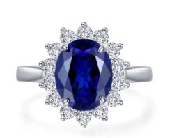 Plata con acabado de Platino con 1 Zafiro de Laboratorio corte oval de 10 x 8 mm y 14 Moissanitas corte brillante