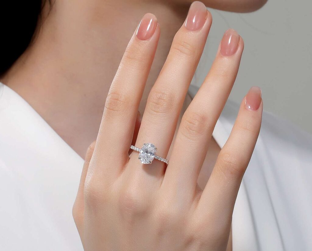 Anillo Plata con acabado de Platino con 15 Moisanitas corte brillante que suman 3 ct.