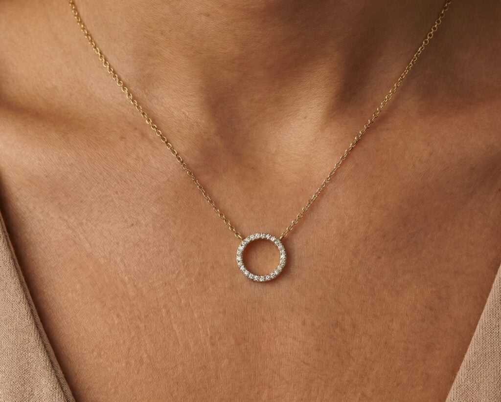 Colgante Oro Blanco o Amarillo 14k con 70 Diamantes corte brillante que suman 16 pt