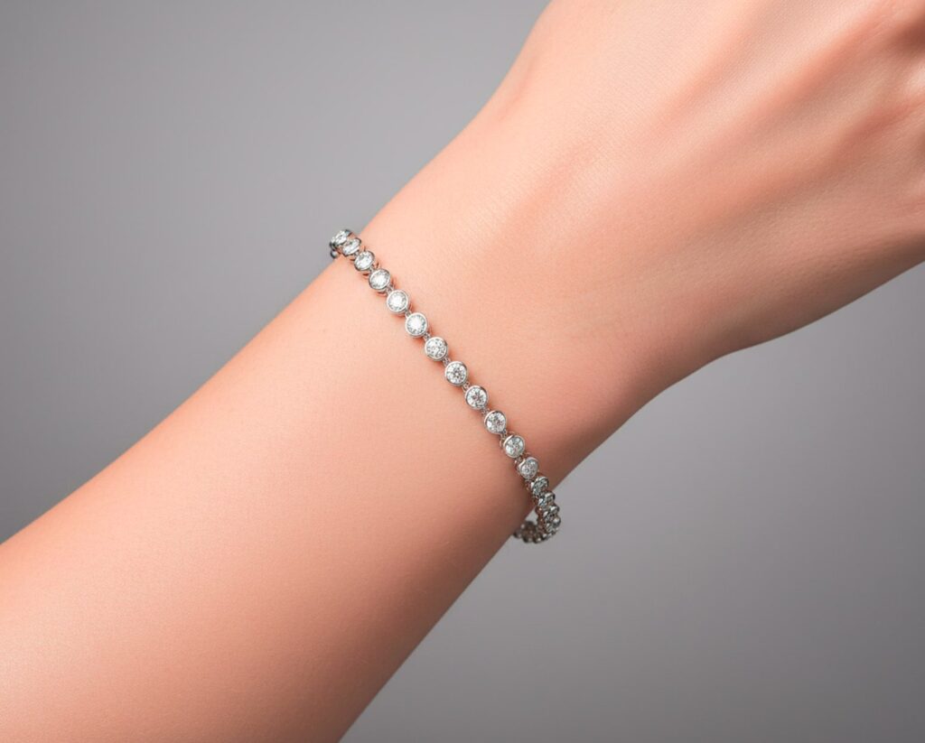 Plata con acabado de Platino con 30 Moisanitas corte brillante que suman 3.3 ct.