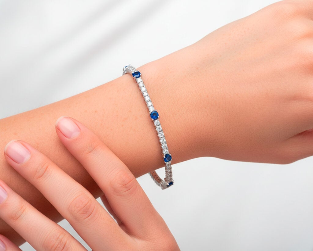 Plata con acabado de Platino con Moisanitas y Zafiros de Laboratorio