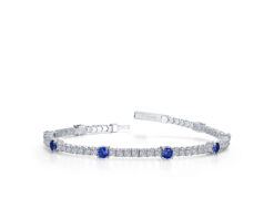 Plata con acabado de Platino con Moisanitas y Zafiros de Laboratorio