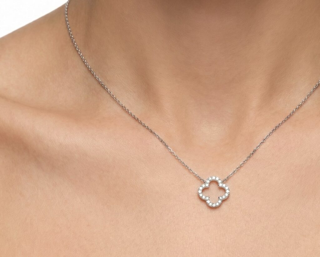 Colgante Oro Blanco 14k con 28 Diamantes corte brillante que suman 7 pt