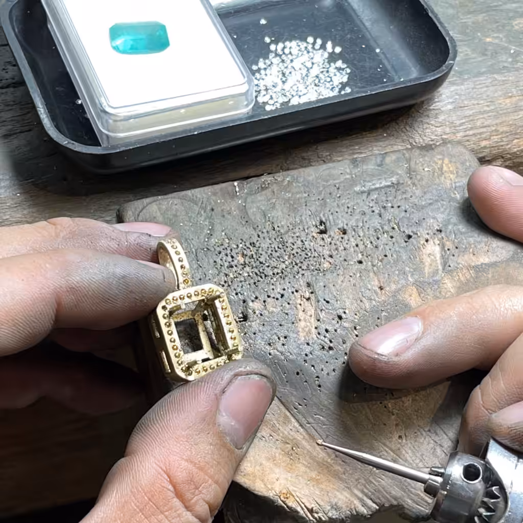 proceso de engaste de diamantes en una pieza de joyería