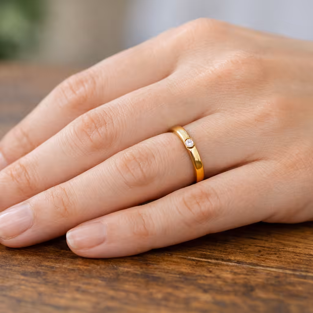 Anillo diamante engaste al ras perfil bajo uso diario