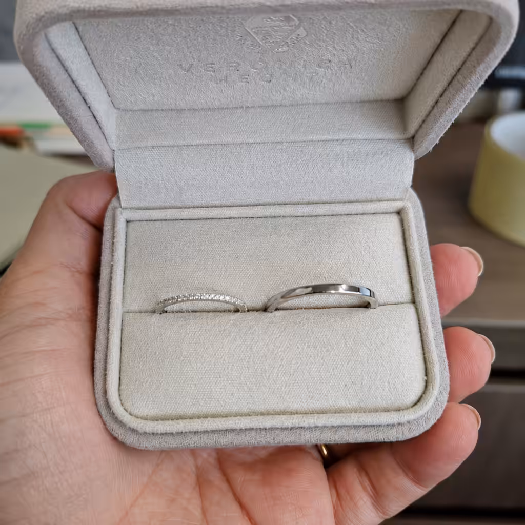 Argollas de matrimonio de oro blanco en estuche de joyería