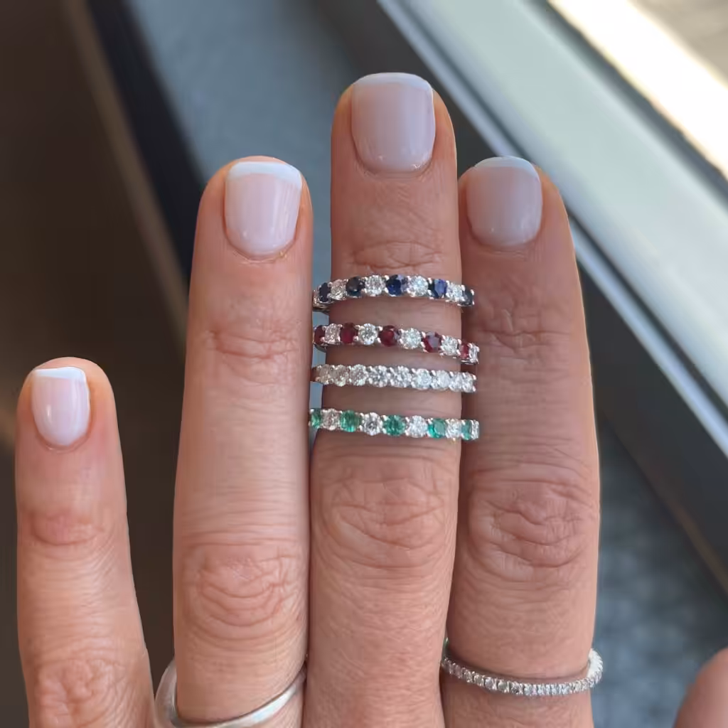 Cuatro cintillos con distintas combinaciones de diamantes y piedras de color.