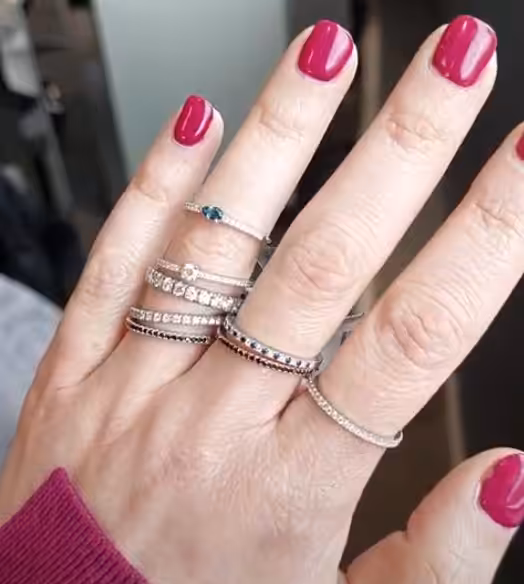 Varios anillos holgados y desplazados sobre los dedos de una mano.