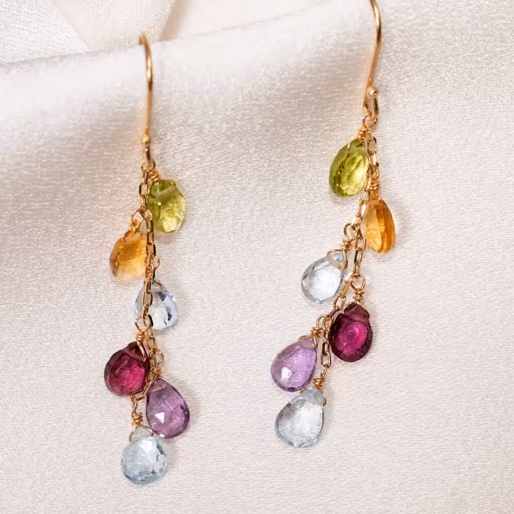 Aro de oro con peridoto, citrino, aguamarina y amatistas en tonos asociados a joyería retro.