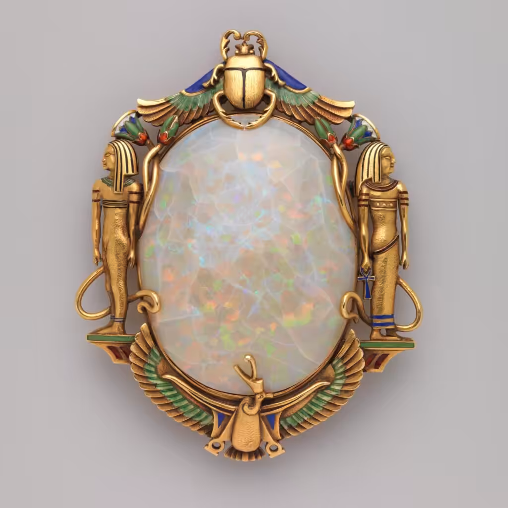 Broche Egyptian Revival de Marcus & Co. con ópalo blanco, escarabajo, figuras egipcias y esmaltes de color.