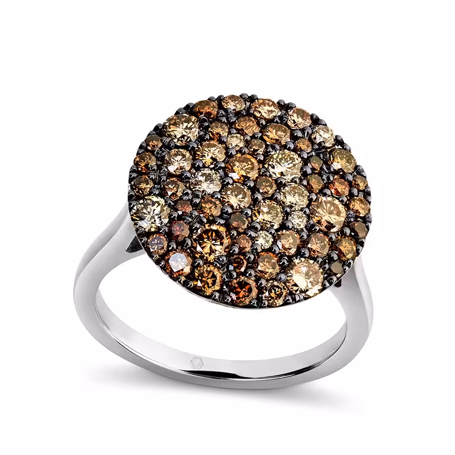 Anillo con diamantes brown y champagne en distintos tonos cálidos.