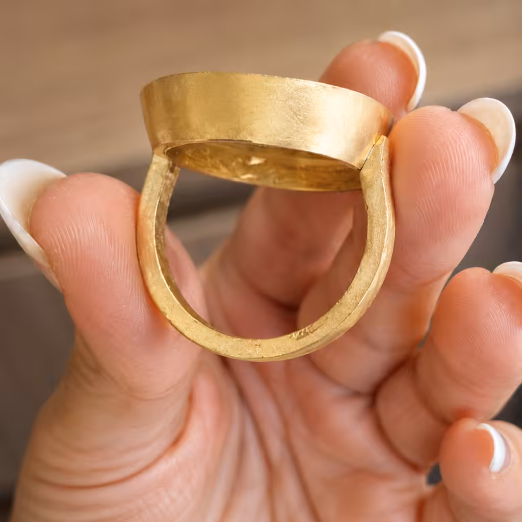 Anillo de gran volumen en proceso de confección, todavía sin pulido final.