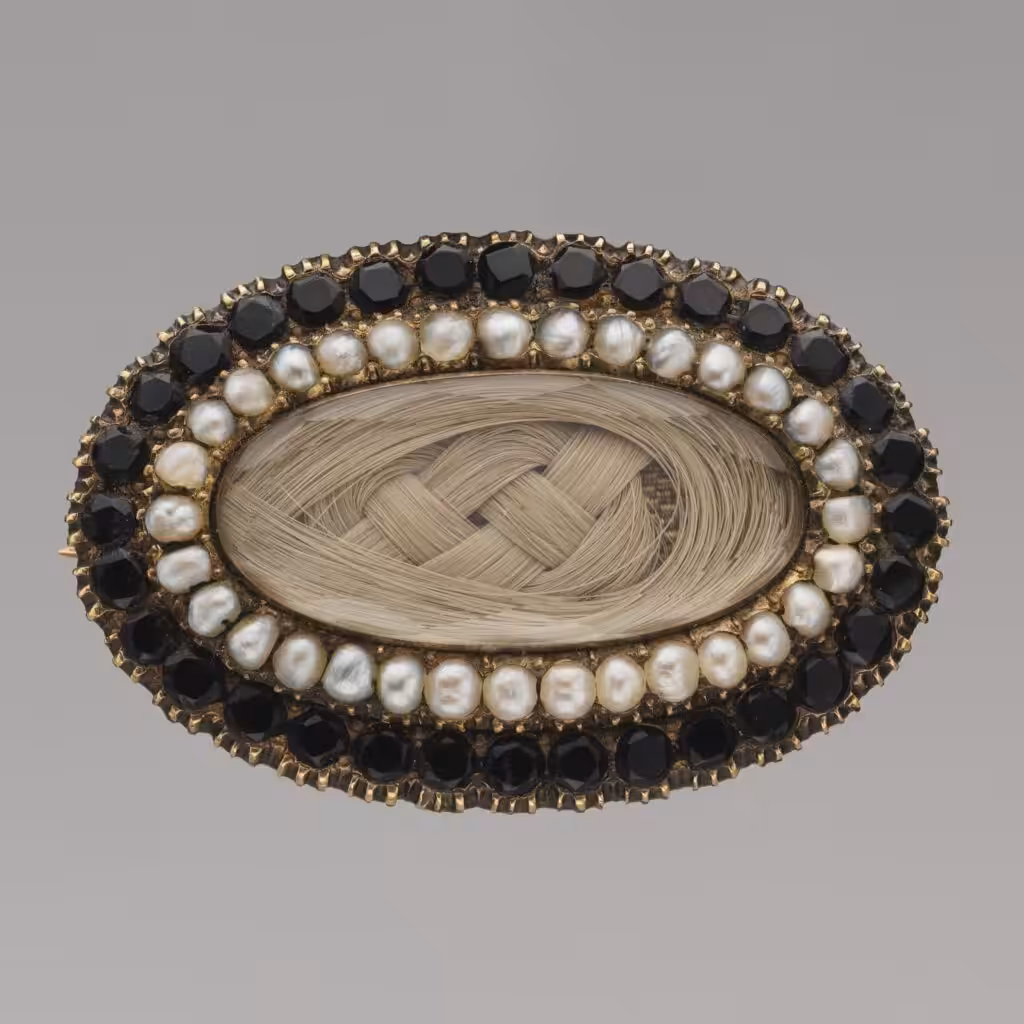 Broche de luto del siglo XIX con cabello tejido, azabache y perlas.