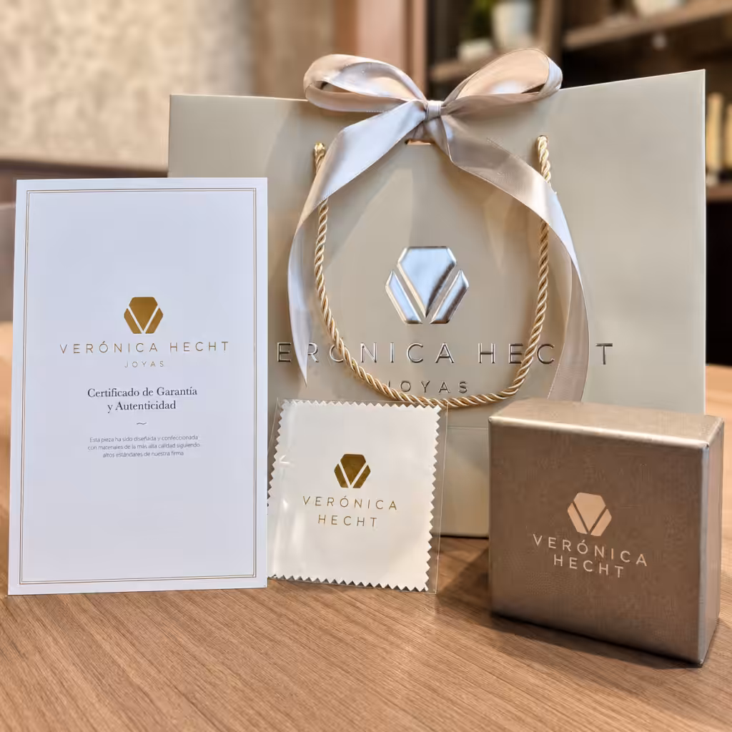 Certificado de Garantía y Autenticidad junto al estuche y packaging de Verónica Hecht Joyas.