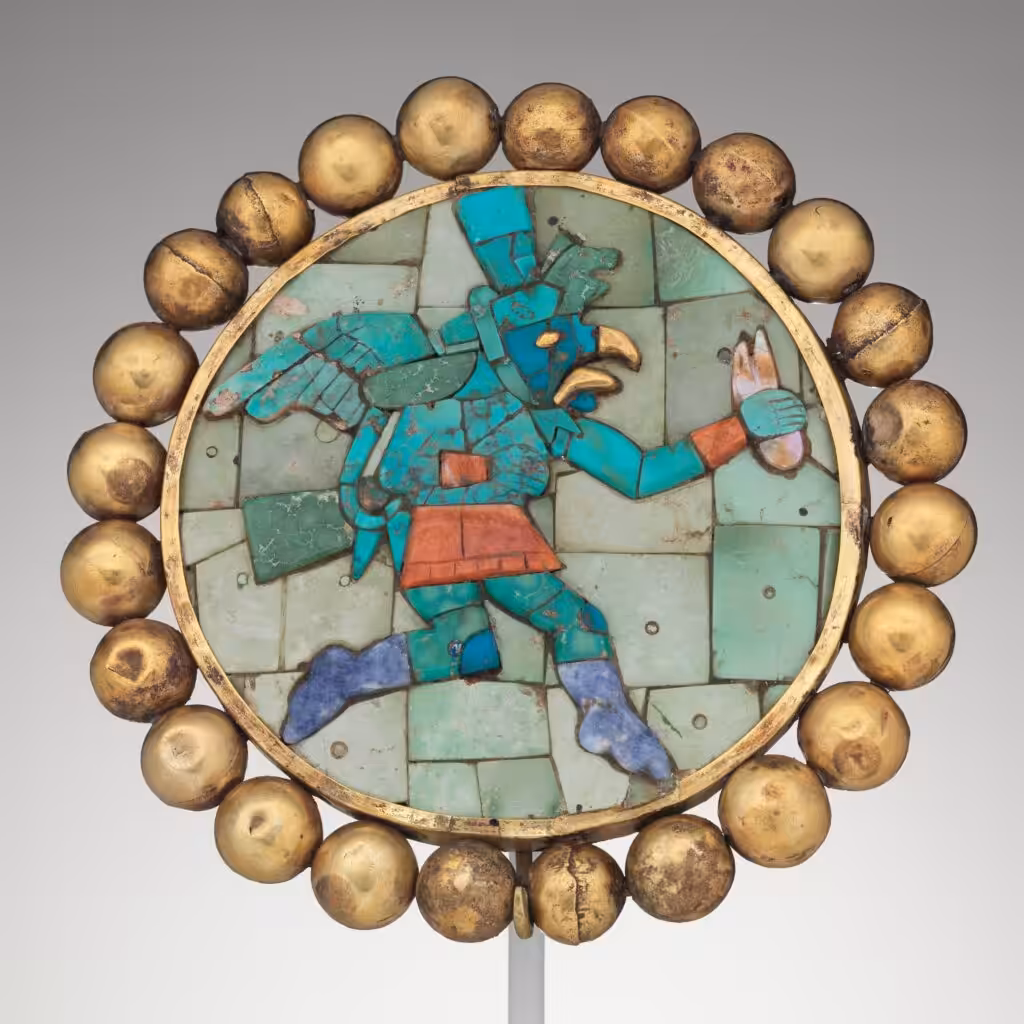 Orejeras Moche con corredor alado en oro, turquesa, sodalita y concha Spondylus.