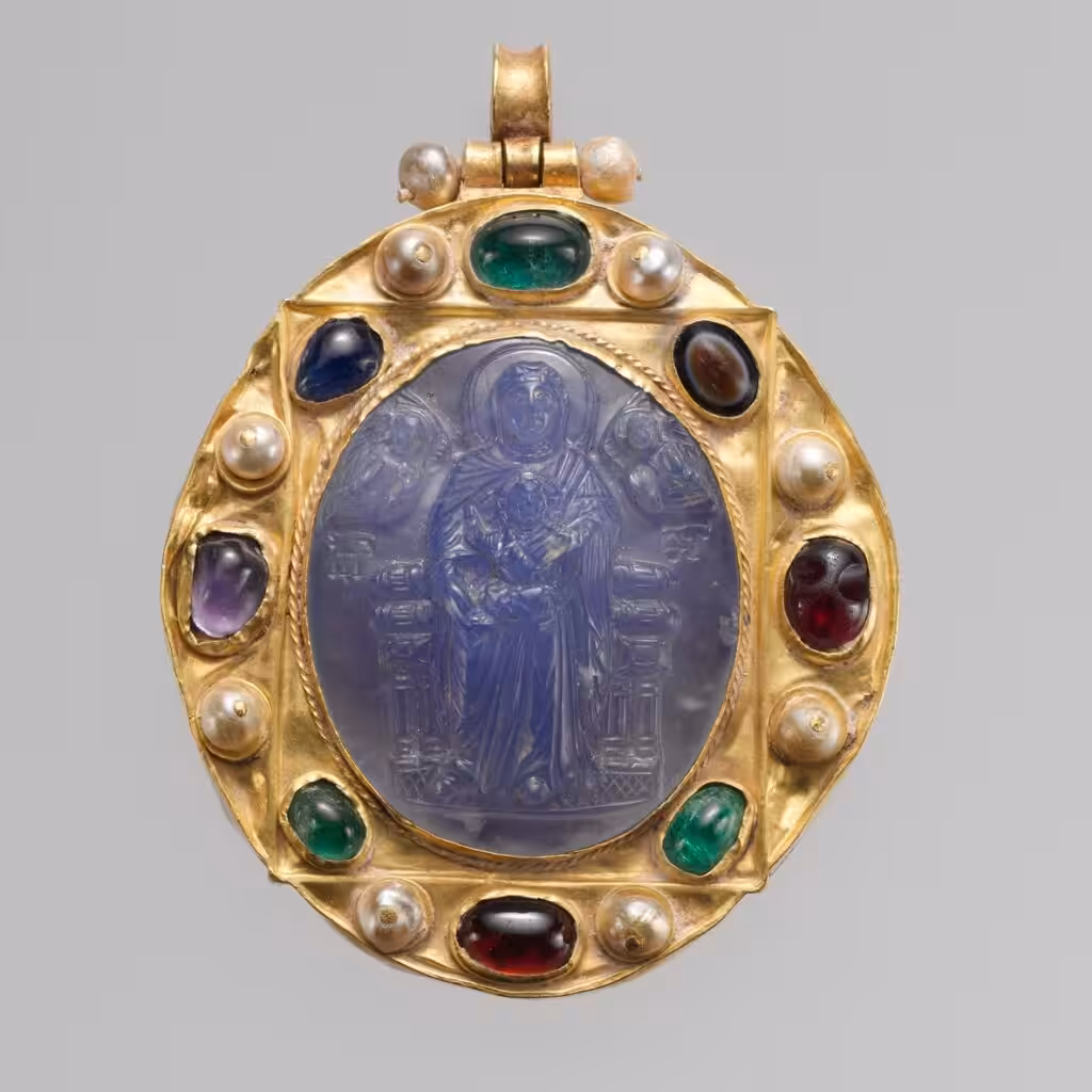 Broche colgante bizantino con camafeo de calcedonia, oro, perlas, esmeraldas, granates y zafiros.