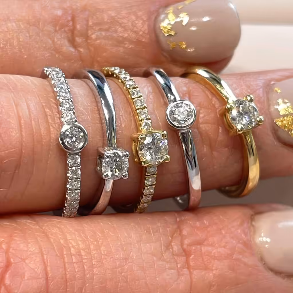 Variaciones de anillos solitarios de compromiso con piedra central, algunos clásicos y otros más modernos
