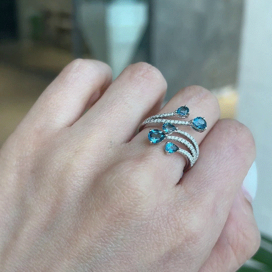 Anillo ancho de diseño abierto con diamantes en la mano