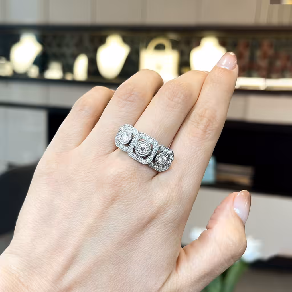 Anillo ancho protagonista ocupando gran parte del dedo