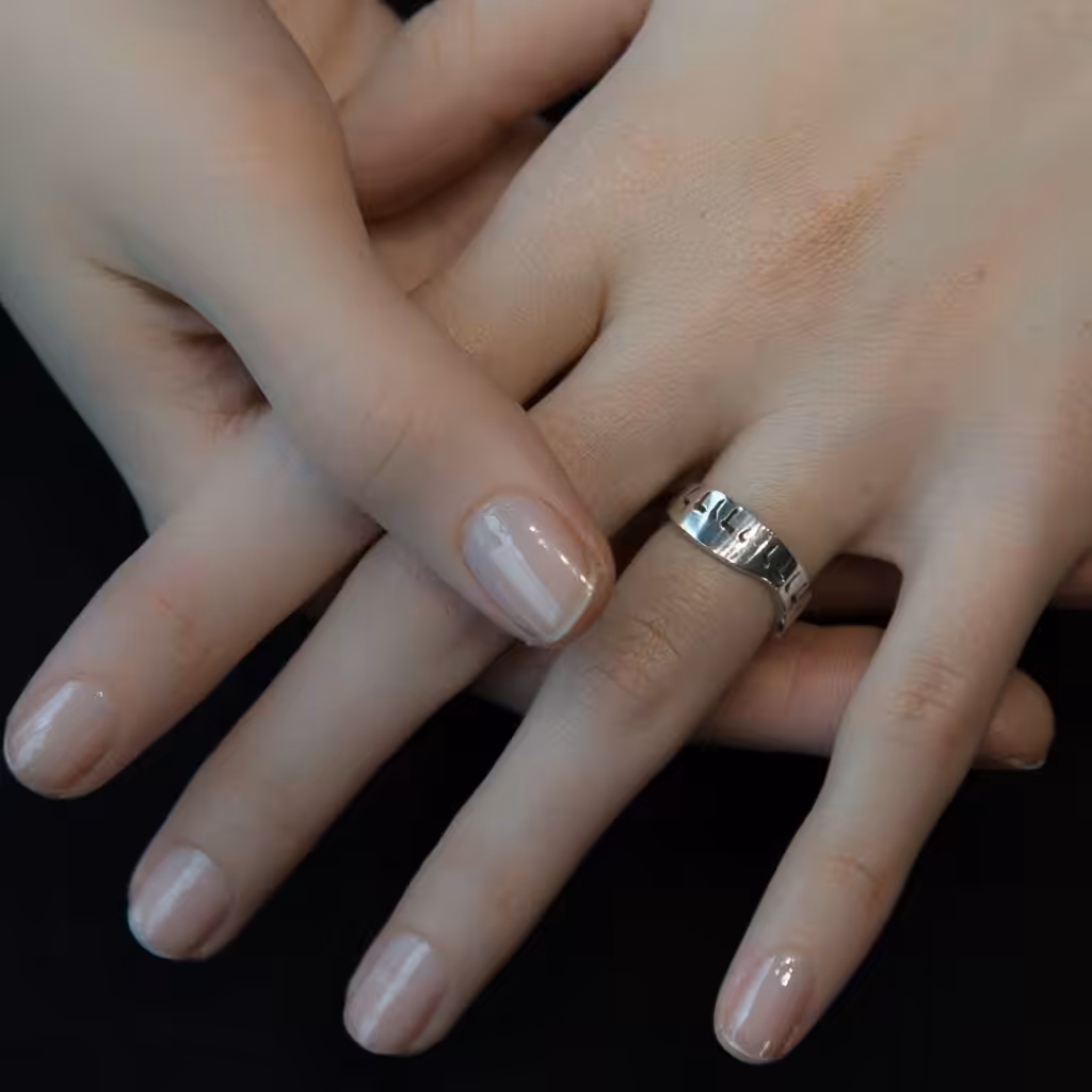 Anillo de banda ancha usado en la misma mano